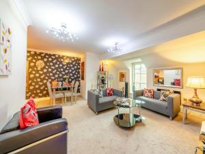 達拉謨的住宿－Durham Oasis Apartment - Uk46017，客厅配有两张沙发和一张桌子