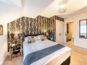 a bedroom with a bed with a black and white patterned wall at Durham Oasis Apartment - Uk46017 in Durham