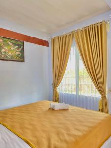 - une chambre avec un grand lit et une fenêtre dans l'établissement Bello Bungalow, à Batukliang
