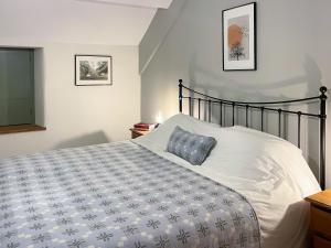 ベトウス・ア・コーエドにあるCoed Mawrのベッドルーム1室(青い枕付きのベッド1台付)