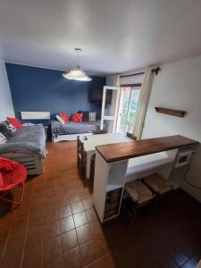 ein Wohnzimmer mit einem Tisch und einem Sofa in der Unterkunft Penitentes departamento in Los Penitentes