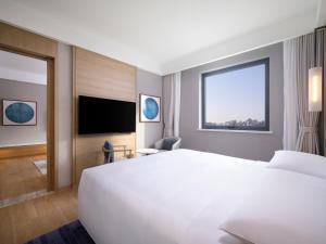 TV a/nebo společenská místnost v ubytování Courtyard By Marriott Shanghai Xujiahui