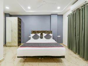 a bedroom with a bed in a room at Townhouse Hotel Rio in Hyderabad