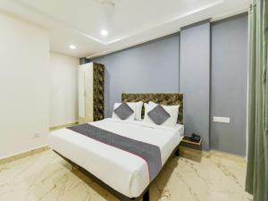 a bedroom with a large bed in a room at Townhouse Hotel Rio in Hyderabad