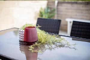 une table avec un vase recouvert d'herbe dans l'établissement Rockingham Beach Breeze 2br Retreat, à Rockingham