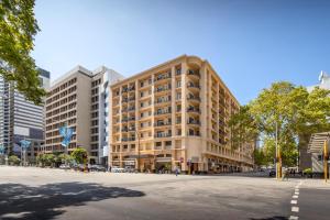 een groot gebouw in een stadsstraat met een straat bij Urban Oasis On Victoria Avenue in Perth