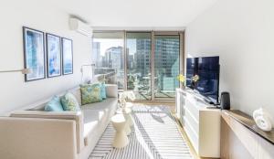 檀香山的住宿－Semprose Sky Ala Moana，带沙发和大窗户的客厅