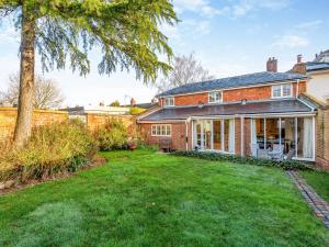 vista esterna di una casa in mattoni con cortile di The Stables a Crockham Hill