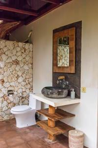 y baño con lavabo y aseo. en Acacia Bungalows Bingin, en Uluwatu