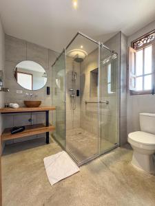 een badkamer met een douche, een toilet en een wastafel bij Finca del Café - Casa Bourbon in Santa Rosa de Cabal