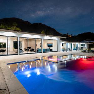 uma casa com piscina à noite em Multi-Million Dollar Luxury Estate, Heated Pool, City Views em Phoenix