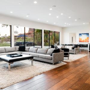 uma sala de estar com um sofá e uma mesa em Multi-Million Dollar Luxury Estate, Heated Pool, City Views em Phoenix