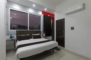 Hotel Golden Inn tesisinde bir odada yatak veya yataklar