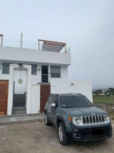 un jeep negro estacionado frente a una casa en Departamento en Asia Chocaya, en Asia