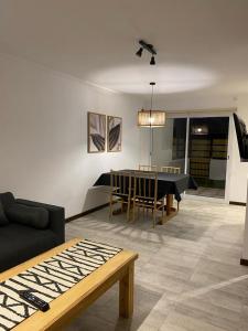 Duplex del Parque y Balneario في نيكوتشيا: غرفة معيشة مع طاولة بينج بونغ وأريكة