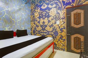 Una cama o camas en una habitación de OYO Golden Moment Guest House