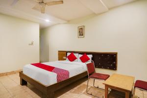 Tempat tidur dalam kamar di OYO Flagship HOTEL SREE SIMRAN PALACE
