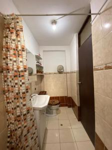 een kleine badkamer met een toilet en een wastafel bij Casa Katya Cusco in Cuzco