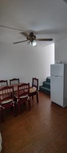 uma sala de jantar com uma mesa e cadeiras e uma ventoinha de tecto em Casa Ana 3 departamento a 20 min del aeropuerto de ezeiza em Luis Guillón