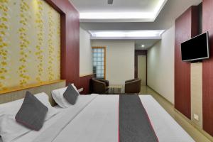 Habitación de hotel con cama y TV de pantalla plana. en Townhouse 1307 Coastal Grand Hotels and Resorts, en Coimbatore
