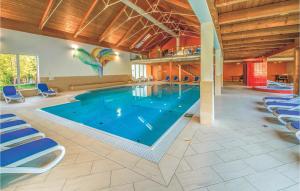 ザンクト・ローレンツェン・オプ・ムーラウにあるNice Home In St, Georgen Am Kreischb With Sauna, Wifi And Indoor Swimming Poolの大型プール(青い水)