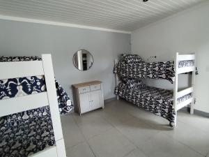 Łóżko lub łóżka piętrowe w pokoju w obiekcie Casa de playa en jose ignacio uruguay.