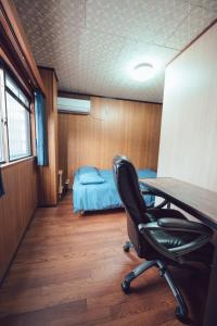 a room with a desk and a chair and a bed at 北田辺 4階 in Osaka