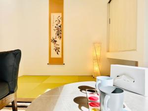 富士吉田的住宿－MEGUFUJI PLUS+，一间带桌子和椅子的用餐室