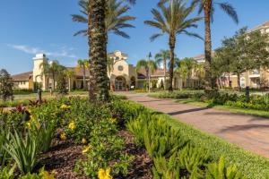 un parque con palmeras y flores frente a una casa en 3 Bedrooms- 2 Bathrooms- Vista Cay 4024-203 Bd, en Orlando