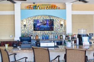 un bar en un restaurante con TV en la pared en 3 Bedrooms- 2 Bathrooms- Vista Cay 4024-203 Bd, en Orlando