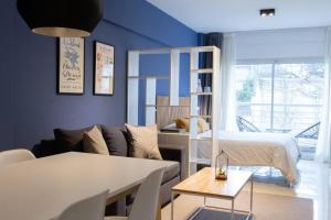 - un salon avec un lit et un canapé dans l'établissement Cedro Comfort Suite, à Buenos Aires