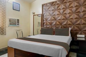 A bed or beds in a room at OYO 82148 Hotel Galaxy Residency kalyani nagar