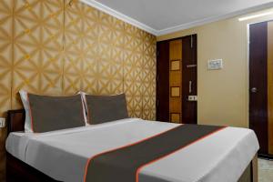 um quarto com uma cama grande num quarto em OYO 82148 Hotel Galaxy Residency kalyani nagar em Pune