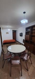 薩爾塔的住宿－Refugio de sueños，配有桌椅和床的房间
