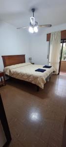 薩爾塔的住宿－Refugio de sueños，一间带一张床铺的卧室,位于带天花板的房间内