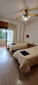 薩爾塔的住宿－Refugio de sueños，一间卧室配有两张床和吊扇