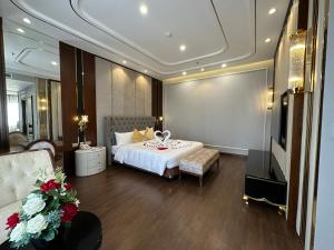 pokój hotelowy z łóżkiem i telewizorem w obiekcie Kinh Bắc Palace Hotel w mieście Bồ Sơn