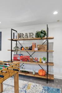 Gambar di galeri bagi NEW • Modern • 4BR • Game Rm • Ping-Pong di Arvada