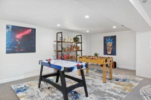 Gambar di galeri bagi NEW • Modern • 4BR • Game Rm • Ping-Pong di Arvada
