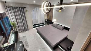 TV a/nebo společenská místnost v ubytování NBK Homestay - Beverly Solari Vinhomes Grand Park