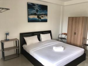 1 dormitorio con 1 cama grande con sábanas blancas en Sleep inn Samui, en Choeng Mon Beach