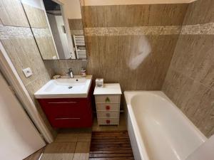 La salle de bains est pourvue d'une baignoire, d'un lavabo et d'une baignoire. dans l'établissement Appartement Arcachon, 1 pièce, 4 personnes - FR-1-319-93, à Arcachon