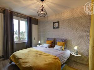 een slaapkamer met een groot bed en een raam bij Gîte Saint-Just-Saint-Rambert, 5 pièces, 8 personnes - FR-1-496-195 in Saint-Rambert-sur-Loire