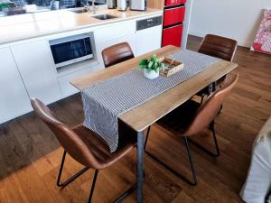 Köök või kööginurk majutusasutuses 2 Bedrooms Aptmt with Ocean View