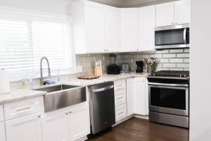 Η κουζίνα ή μικρή κουζίνα στο Mid City ranch! Huge backyard/Private pool!