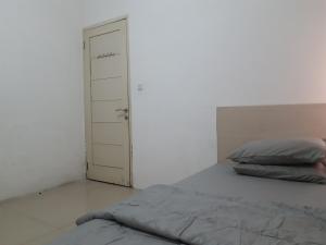 Postel nebo postele na pokoji v ubytování John Residence Lippo Karawaci Tangerang