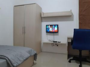 TV a/nebo společenská místnost v ubytování John Residence Lippo Karawaci Tangerang
