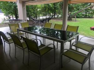 een glazen tafel en stoelen op een patio bij Casa Pilar in Yerba Buena