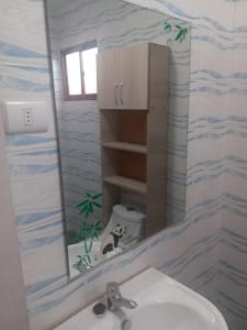 uma casa de banho com um espelho e um lavatório em Cabañas doña carmen em Punta de Choros