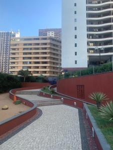 un passaggio pedonale in una città con edifici alti di Apartamento Porto de Iracema a Fortaleza